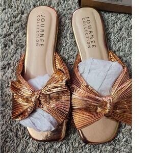 Journee Collection Serlina Rose Gold Metallic Pleated Bow Slide Sandals 6.5